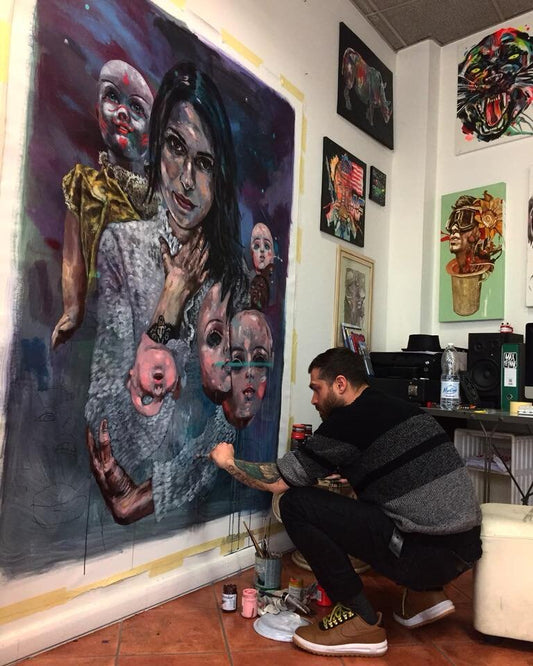 Max Petrone dipinge Dolls nel suo studio