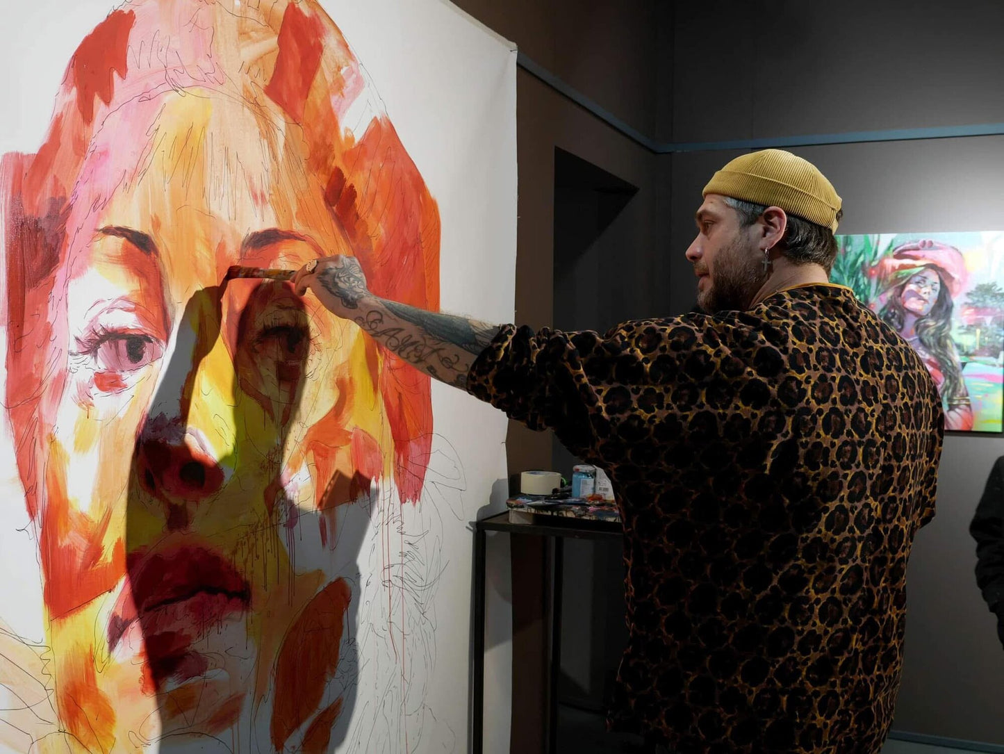 Max Petrone al lavoro sul dipinto Memento in galleria