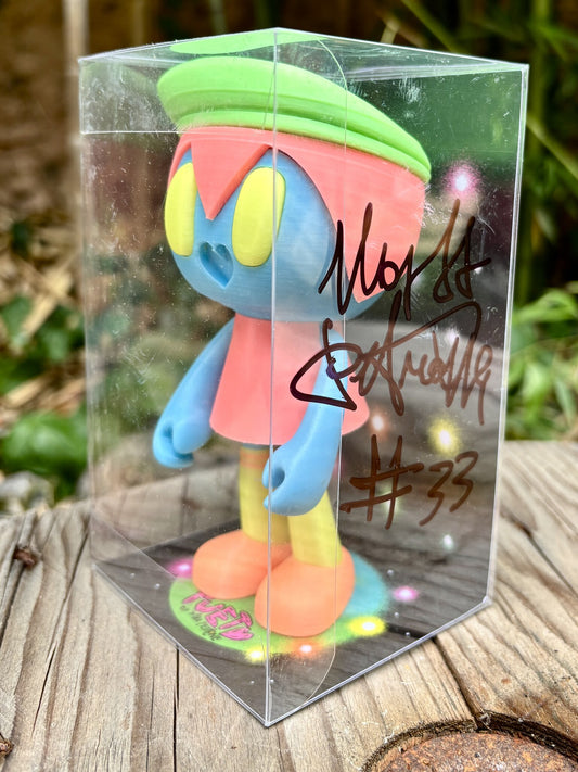 Art toy Pueta Max Petrone firmato e numerato #33, vista tre quarti nella box da collezione