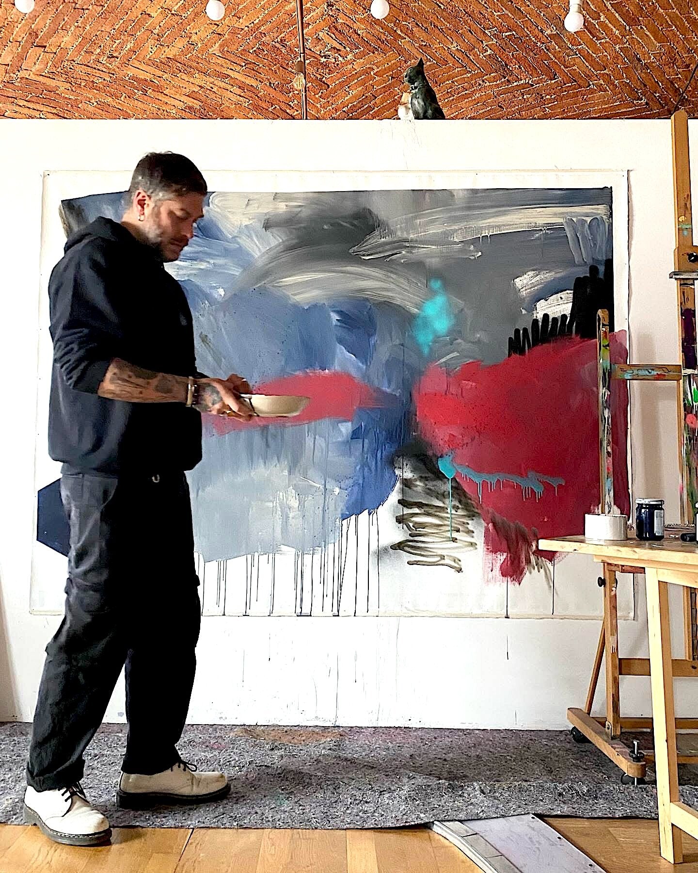 Max Petrone accanto al grande dipinto Tokyo II in studio