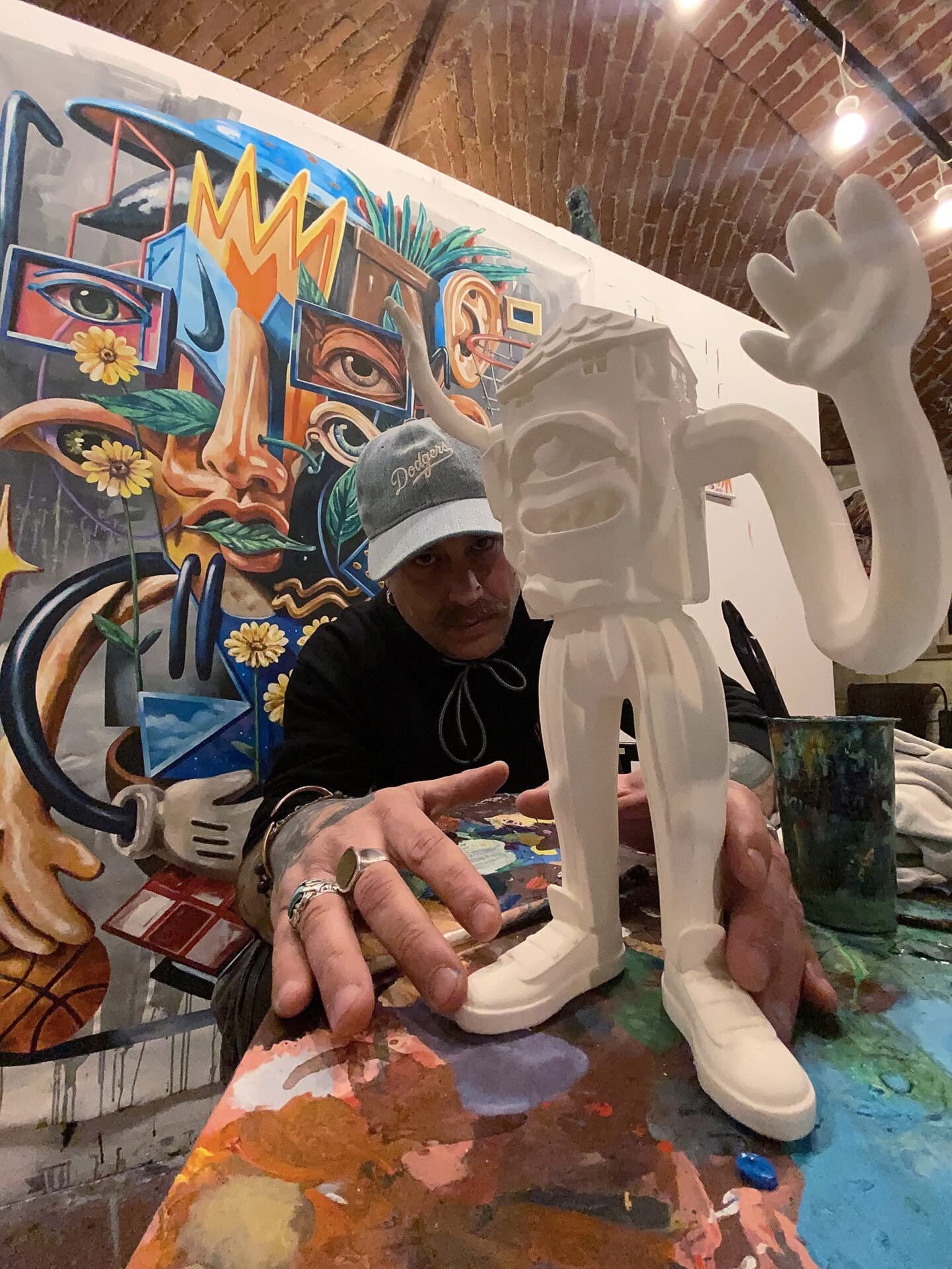 Max Petrone nel suo studio con la scultura Weird Home ancora bianca, prima della pittura a mano
