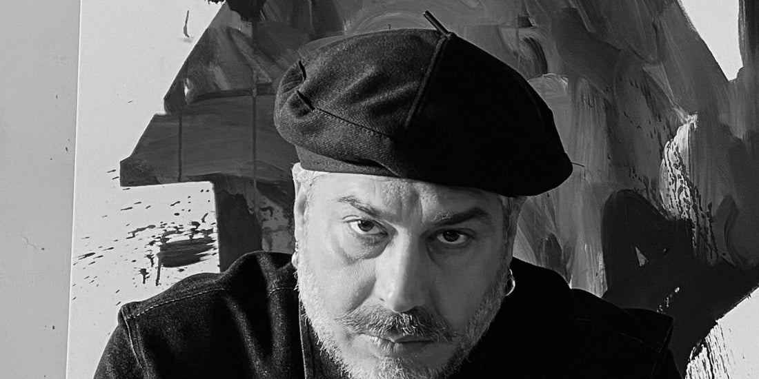 Max Petrone al lavoro in tecnica mista nel suo studio