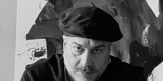 Max Petrone al lavoro in tecnica mista nel suo studio
