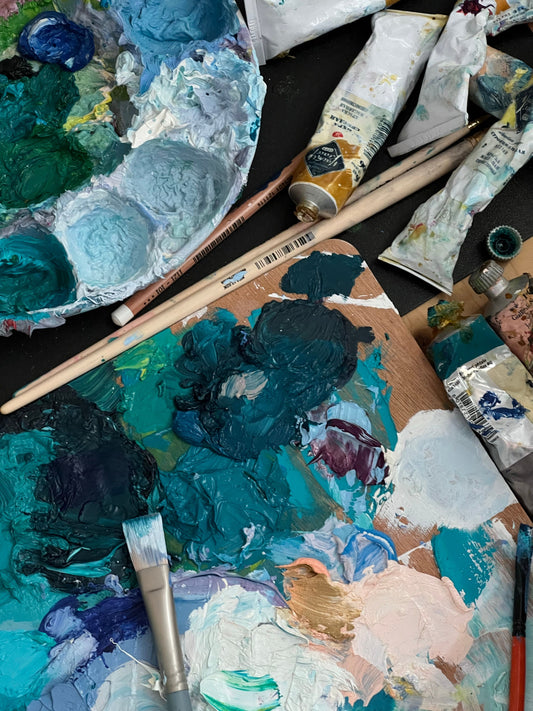 Tavolozza da pittore con colori accesi e pennelli