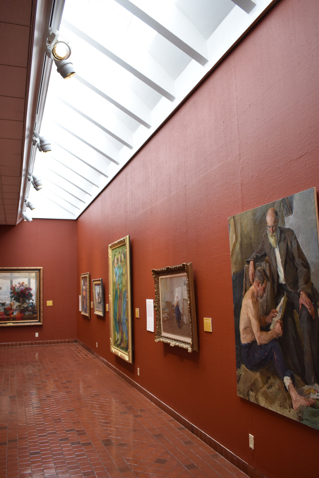 Sala di una galleria d'arte con quadri appesi alle pareti