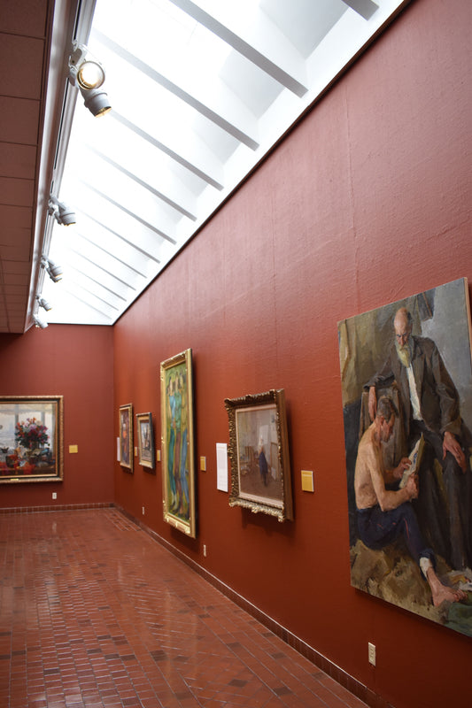 Sala di una galleria d'arte con quadri appesi alle pareti