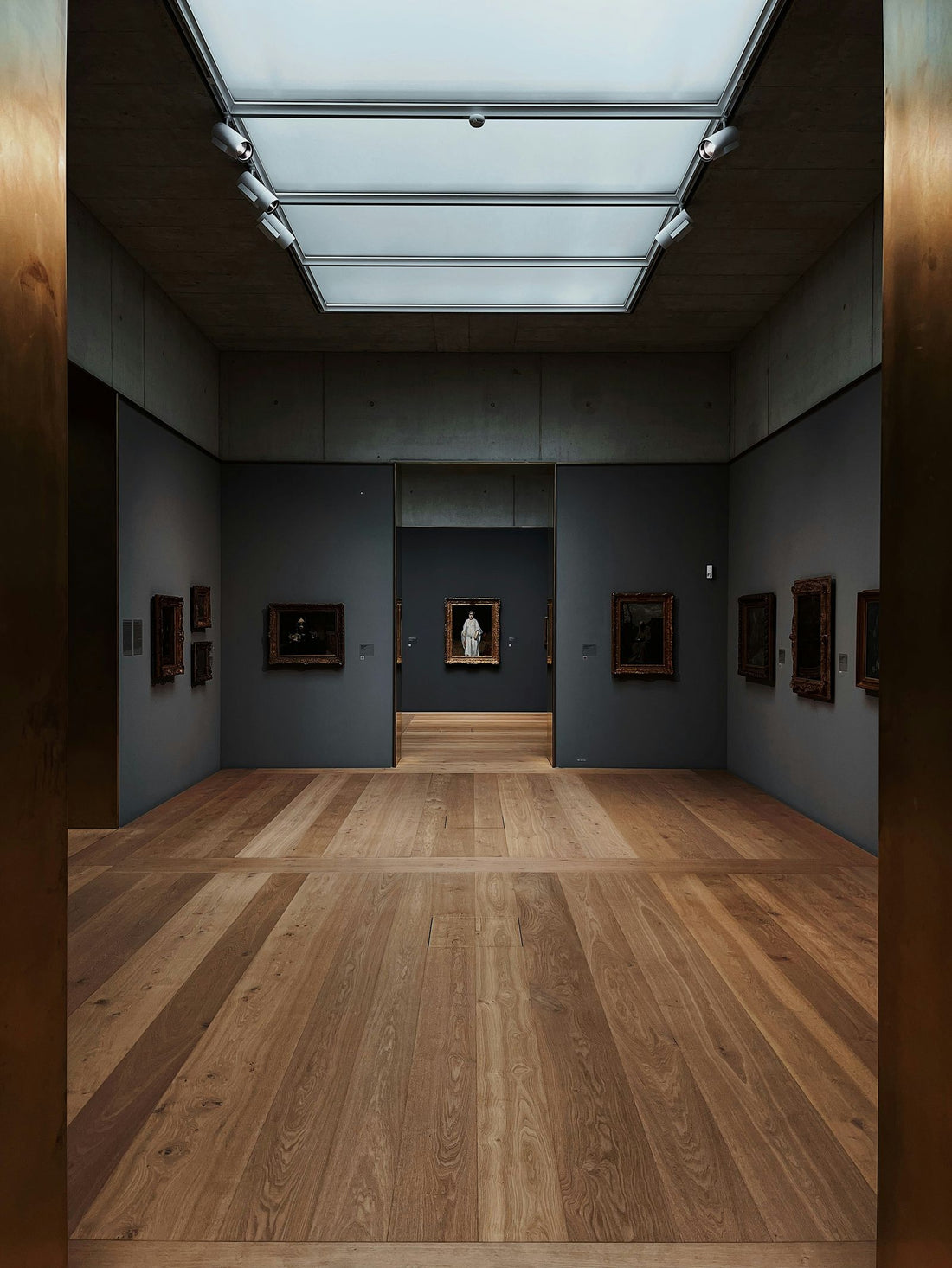 Galleria d'arte contemporanea con opere alle pareti