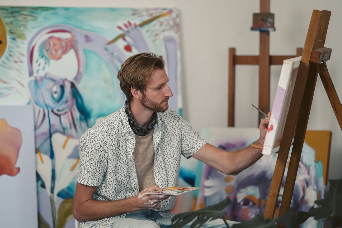 Artista dipinge un ritratto su tela con la tavolozza