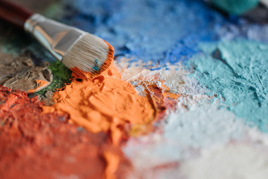 Pennello su macchie di colori assortiti