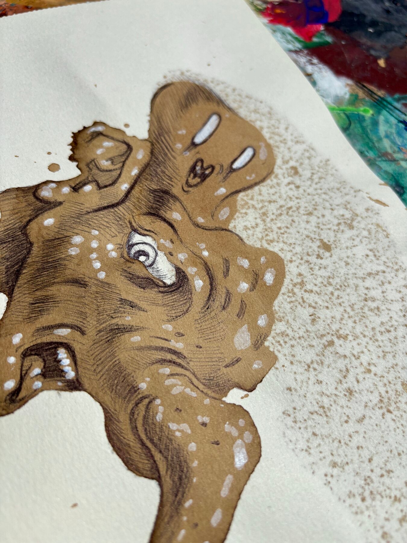 Dettaglio ravvicinato del disegno al caffè Elephant Pueto di Max Petrone