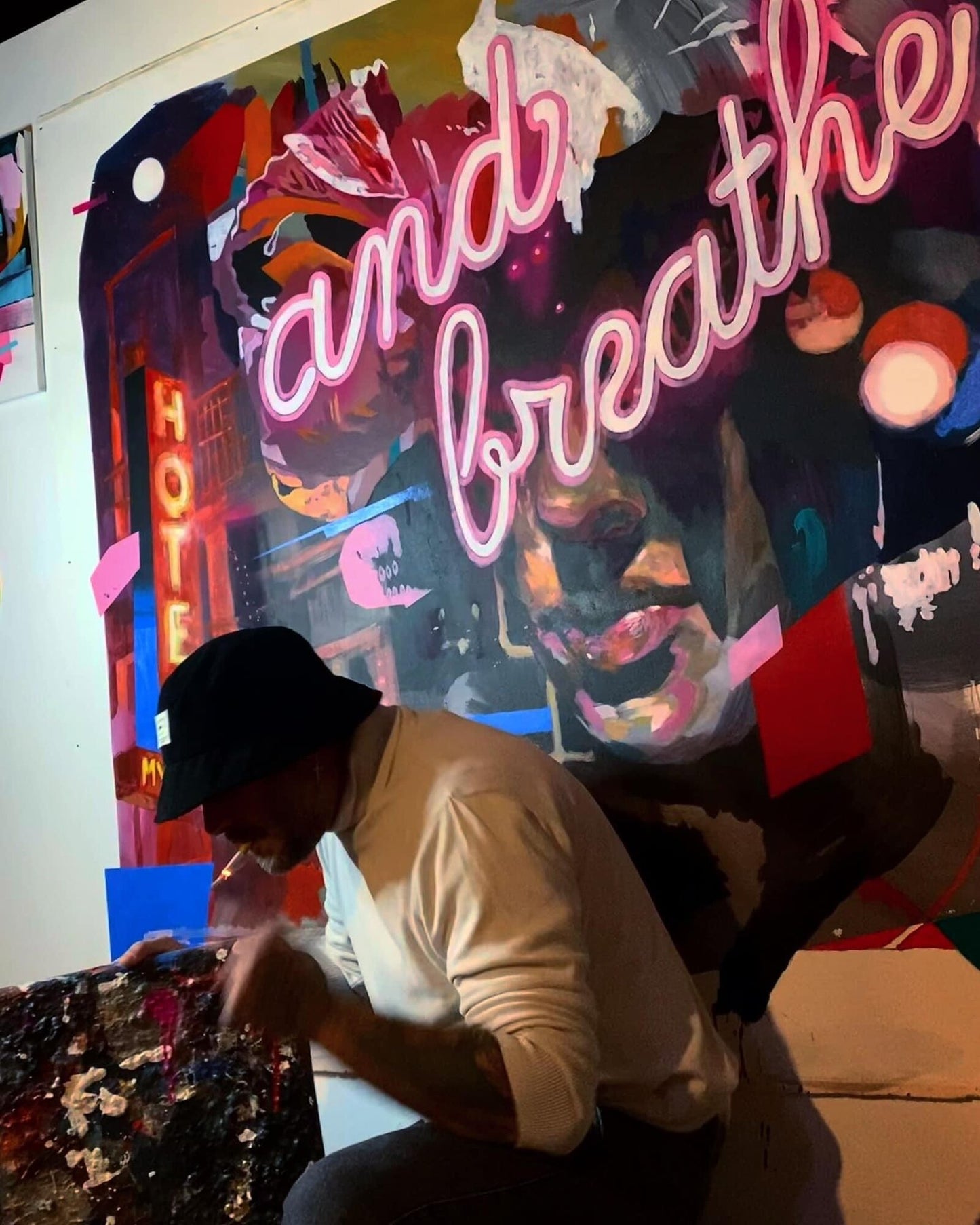 Max Petrone dipinge Hotel My Home and Breathe in studio