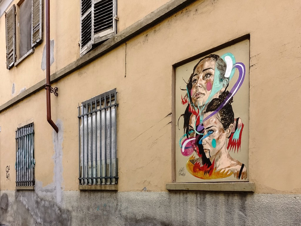 L'opera di Max Petrone su una finestra cieca di un edificio in Borgo Campidoglio, Torino