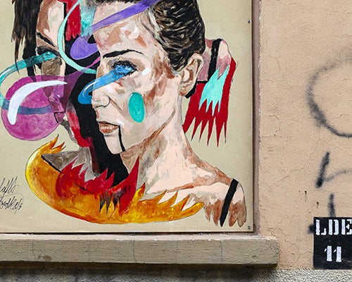 Dettaglio del volto inferiore con le fiamme nell'opera di Max Petrone, MAUA Torino