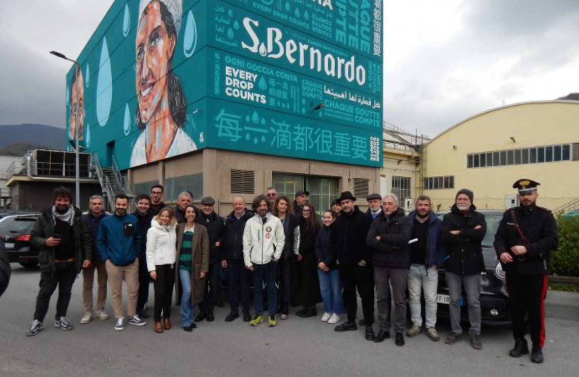 Inaugurazione del murale Max Petrone × Acqua S.Bernardo allo stabilimento di Garessio