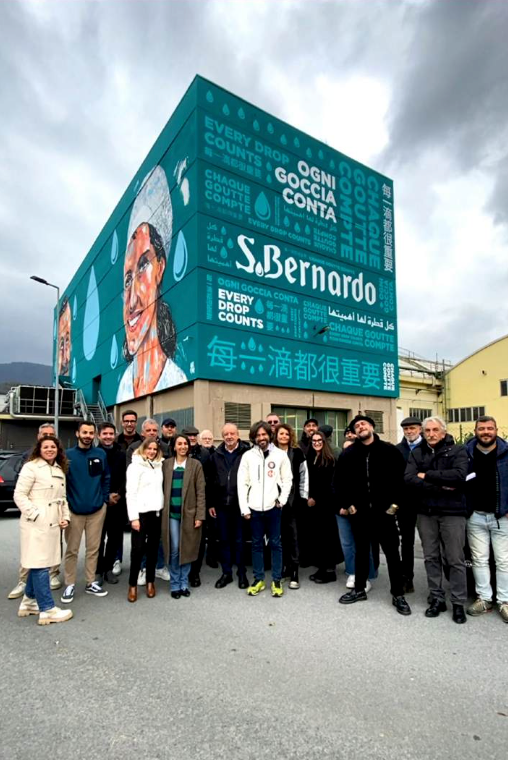 Max Petrone e il team di Acqua S.Bernardo davanti al murale di Garessio