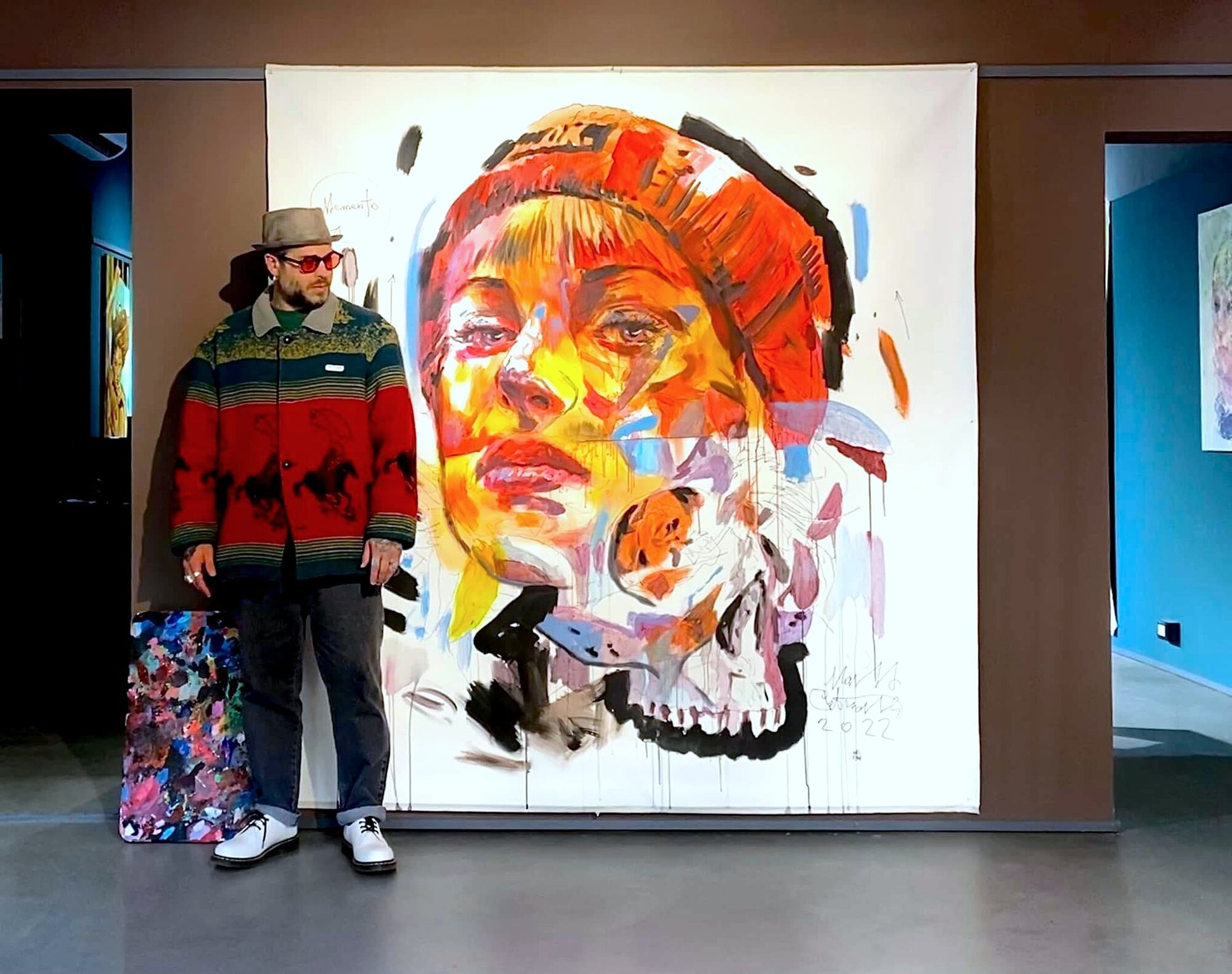 Max Petrone accanto al grande dipinto Memento in galleria