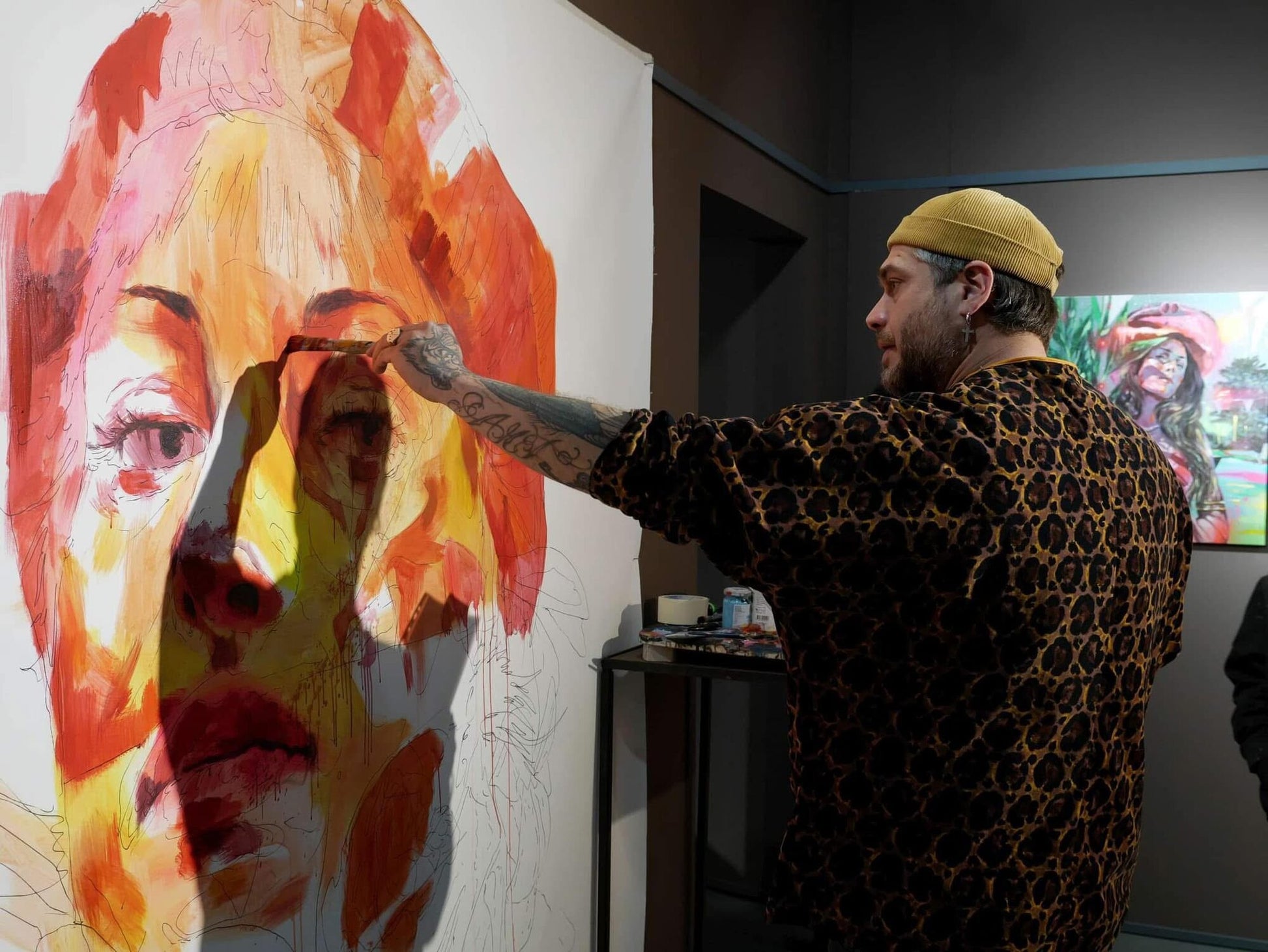 Max Petrone al lavoro sul dipinto Memento in galleria