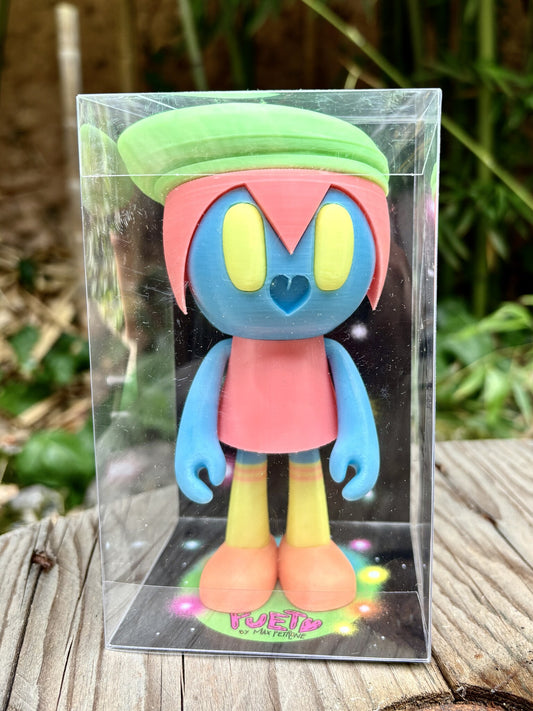 Pueta di Max Petrone, art toy da collezione glow in the dark con béret verde, occhi gialli e nasino a cuore, vista frontale in box