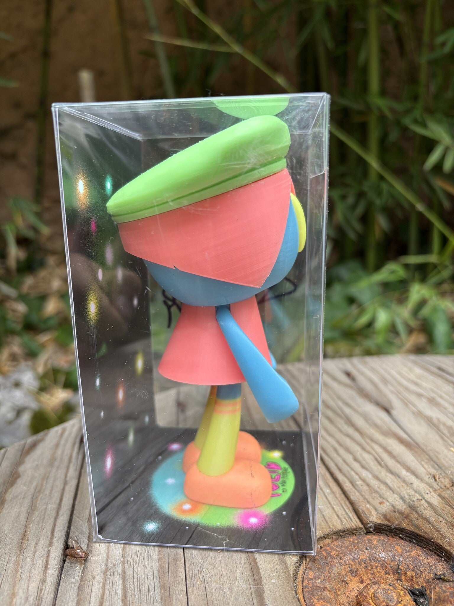 Pueta di Max Petrone, vista laterale del designer art toy nella confezione trasparente