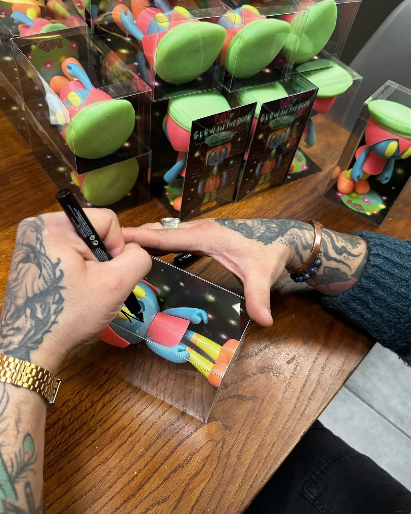Max Petrone firma a mano le box degli art toy Pueta