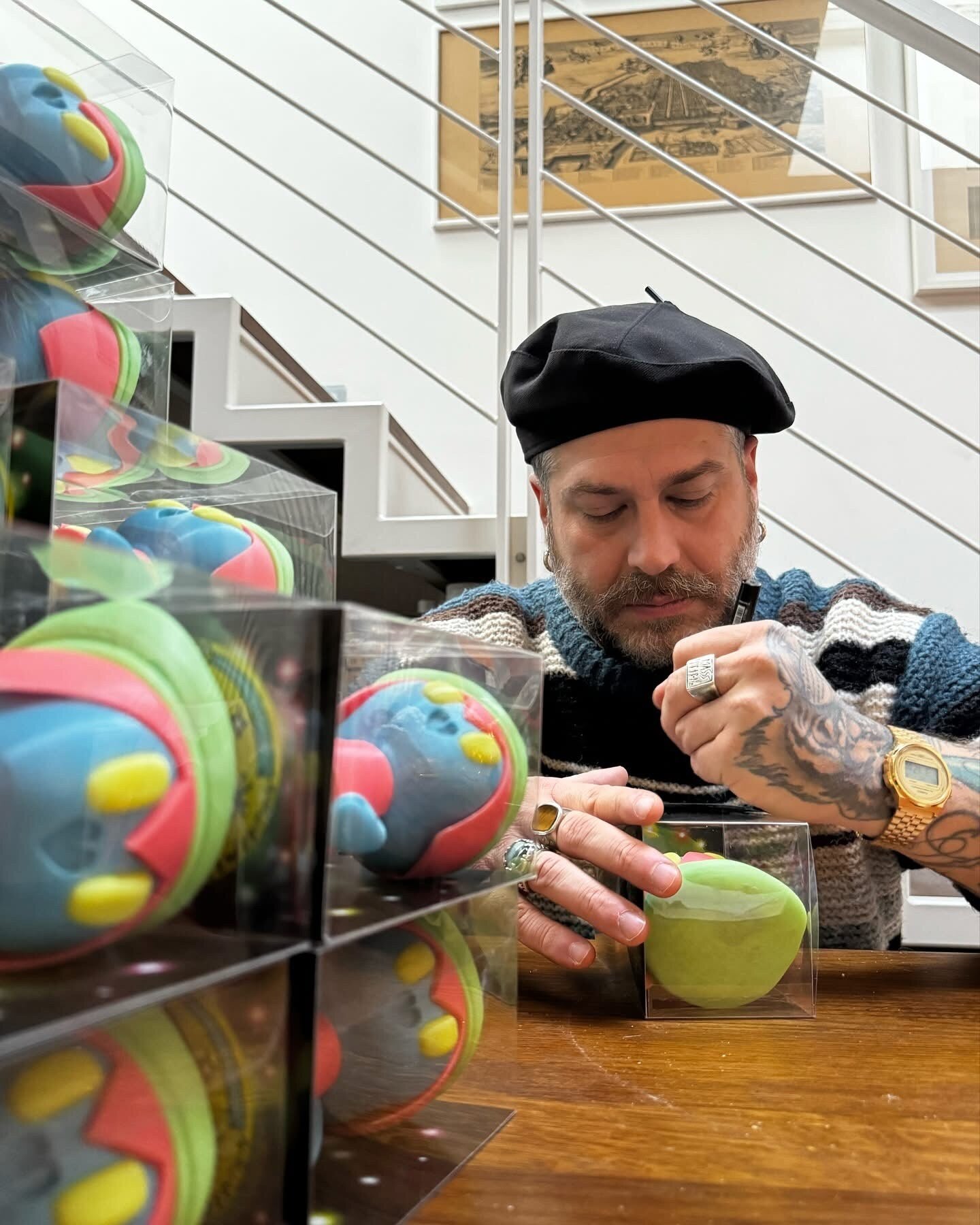 Max Petrone nel suo studio con gli art toy Pueta glow in the dark