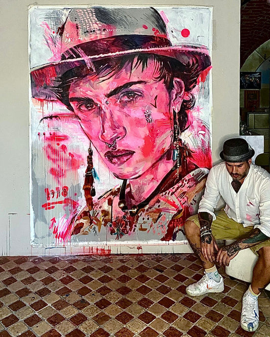 Max Petrone accanto al ritratto Rosa in studio