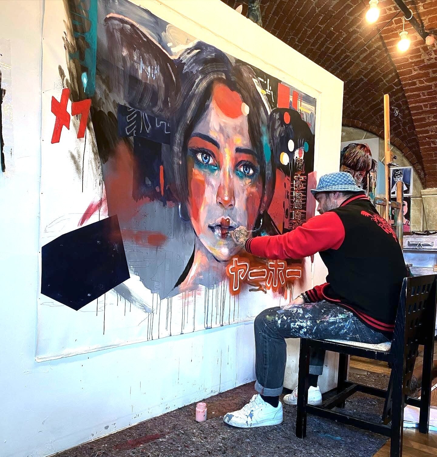 Max Petrone dipinge Tokyo II in studio