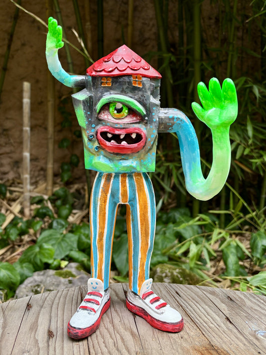 Weird Home, art toy dipinto a mano da Max Petrone: creatura ciclope con testa a casetta e mano verde alzata, vista frontale