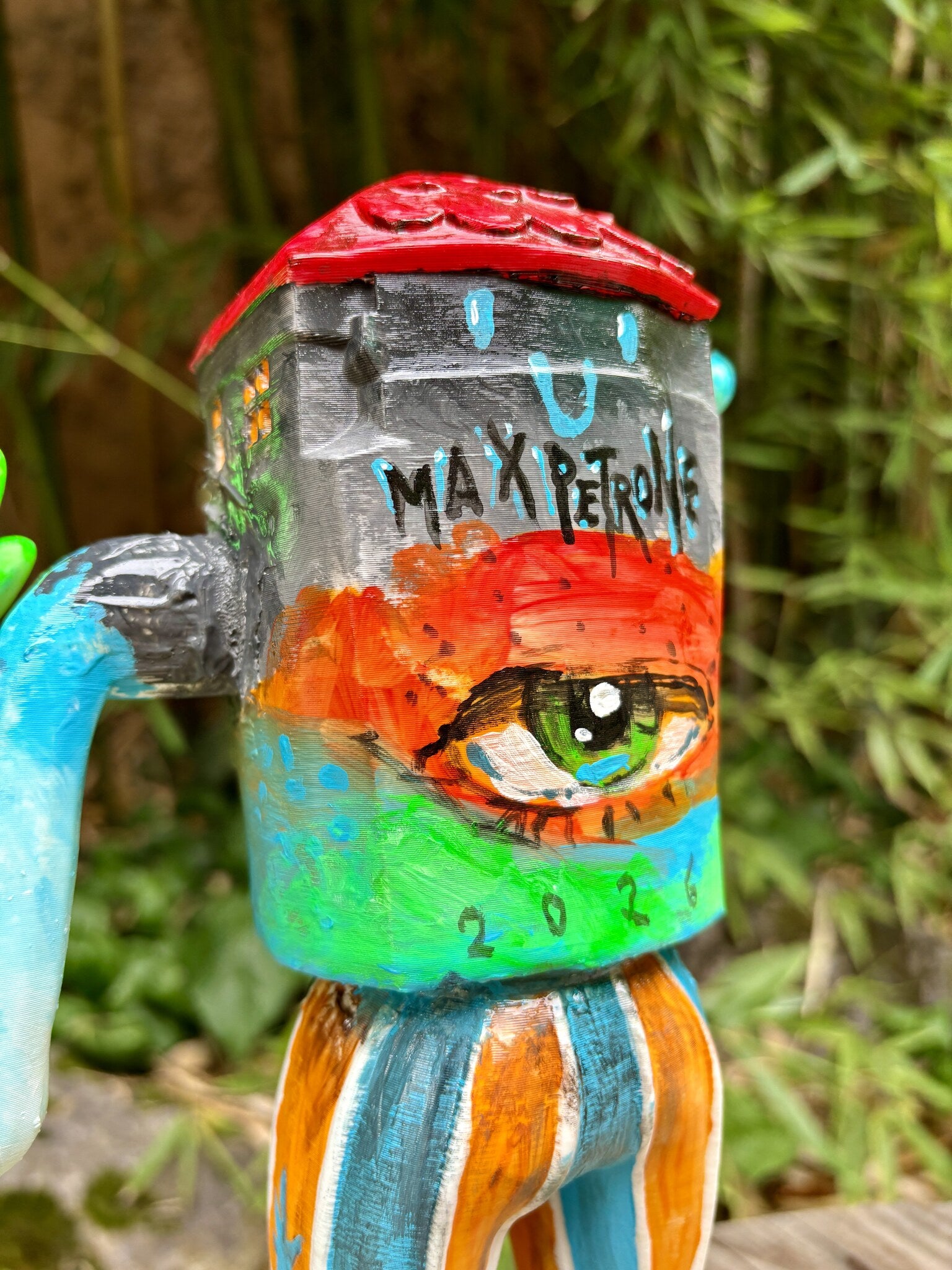 Dettaglio della testa a casetta di Weird Home con occhio dipinto e firma Max Petrone