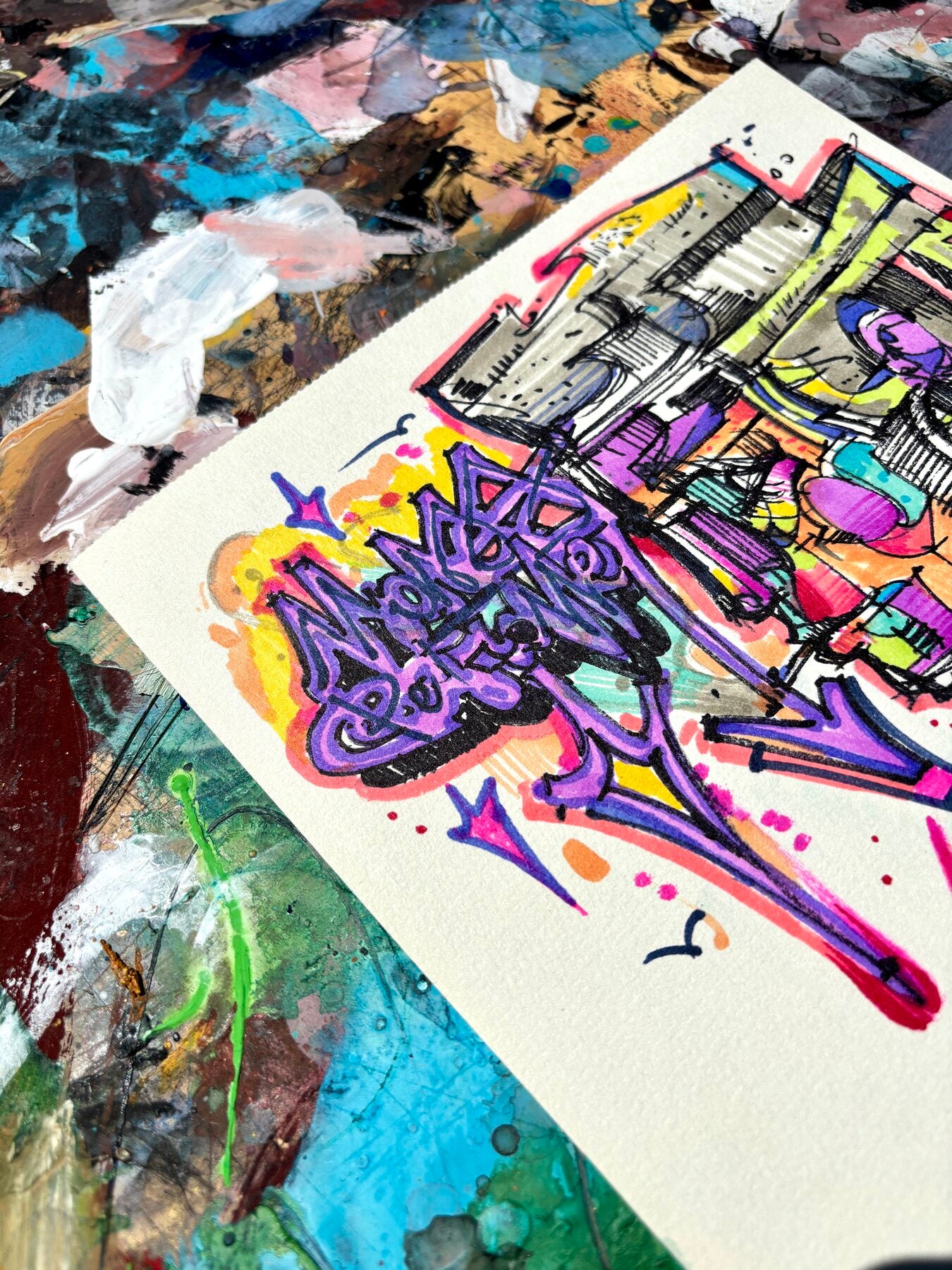 Dettaglio della tag viola nell'illustrazione Writing Mass di Max Petrone